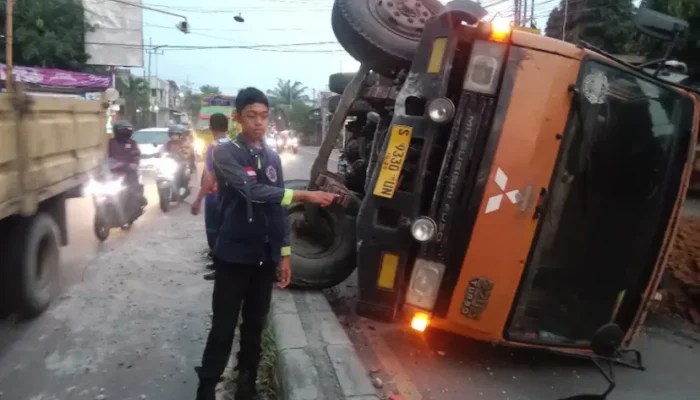 ​Truk Tronton Bermuatan Tanah Kaulin Terguling di Depan SPN Mojokerto, Lalu Lintas Macet