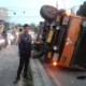 Truk tronton terguling di depan SPN Mojokerto