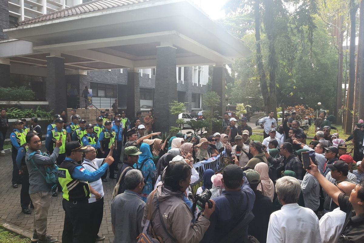 Massa TPUA membawa spanduk tuntutan saat aksi di depan Fakultas Kehutanan UGM, Yogyakarta.