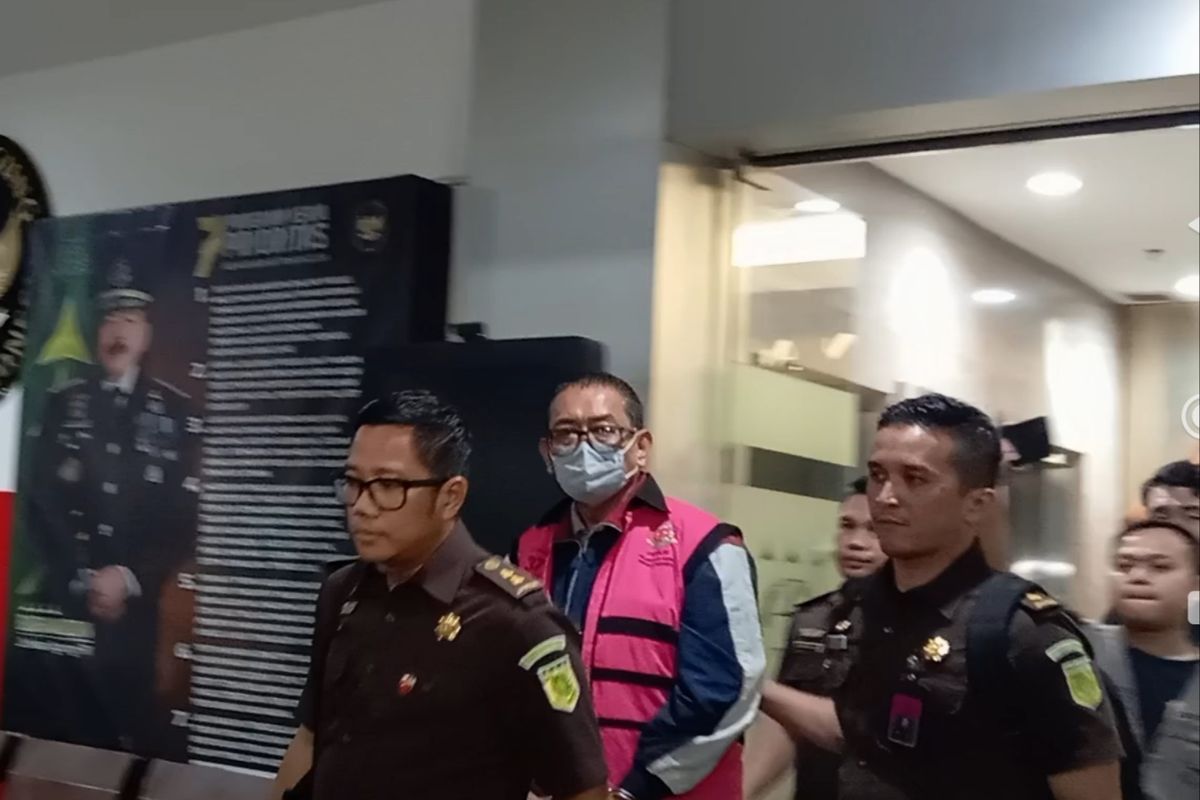Direktur Pemberitaan Jak TV Tian Bahtiar dikawal petugas usai menjalani pemeriksaan di Gedung Kejaksaan Agung, Jakarta, 22 April 2025.