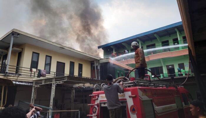 Kebakaran Gudang Rongsokan di Gedeg Mojokerto Merembet ke Ponpes Tsamrotul Huda, Santri Dievakuasi