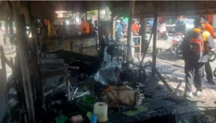 Sembilan Kios PKL di Alun-Alun Besuki Ludes Terbakar, Diduga Akibat Korsleting