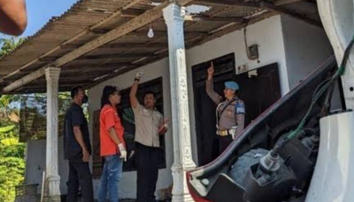 Balon Udara Bermuatan Petasan Jatuh di Tulungagung, Rumah dan Mobil Warga Rusak