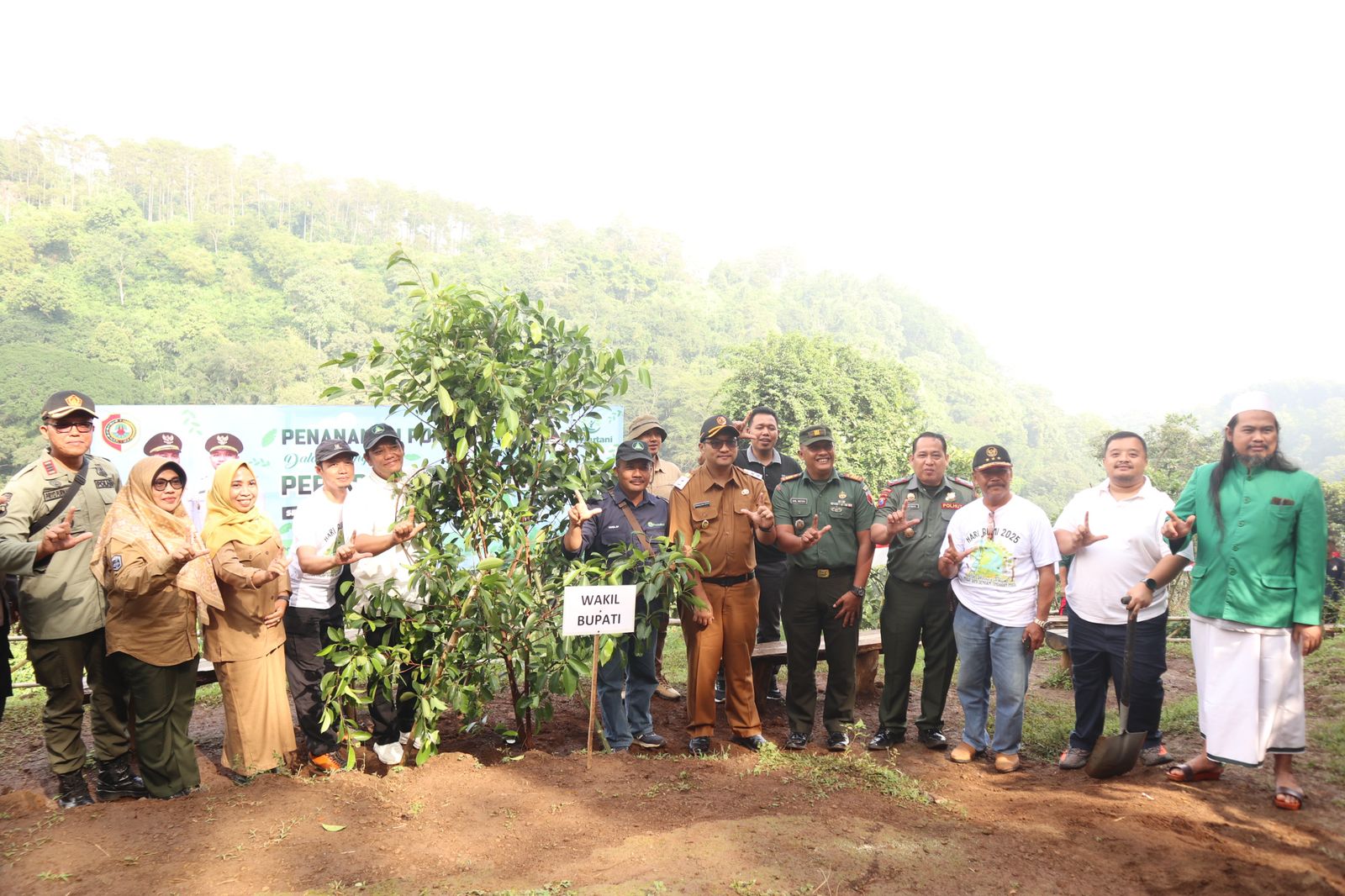 HIPMI Mojokerto Tanam Pohon di Alas Veenuz, Dukung Pelestarian Alam di Hari Bumi 2025