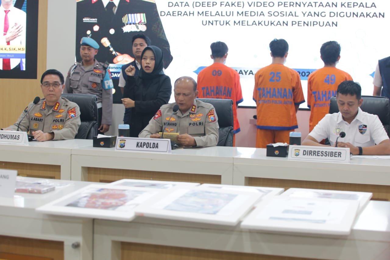 Konferensi pers Polda Jatim ungkap kasus penipuan deepfake menggunakan nama Gubernur Jawa Timur.