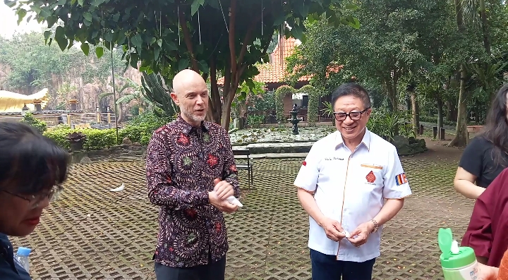 Konjen AS Christopher Green saat mengunjungi Maha Vihara Mojopahit di Trowulan Mojokerto