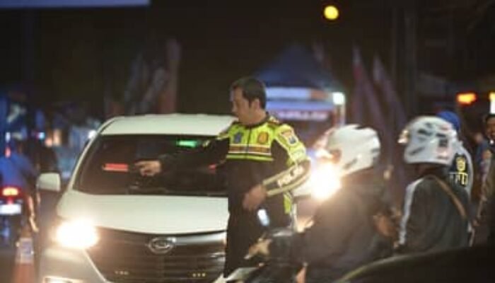 Jalur Pantura Situbondo Padat, Kapolres Turun Langsung Atur Arus Balik Lebaran