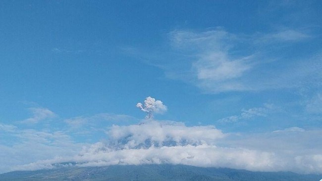 Gunung Semeru erupsi, kolom abu terlihat dari kejauhan pada 15 April 2025