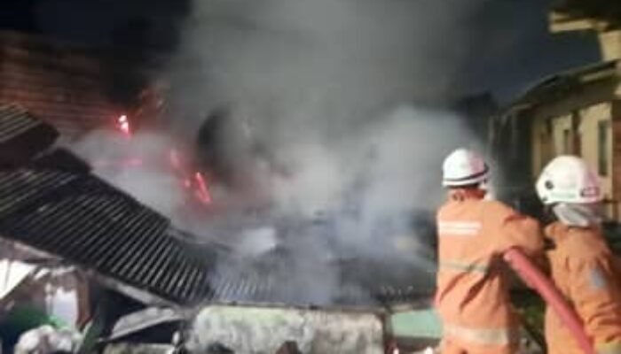 Kebakaran Hanguskan 10 Kamar Kos di Surabaya, Diduga Akibat Korsleting Listrik