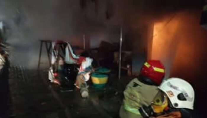 Kebakaran Rumah Tiga Lantai di Surabaya, Dua Penghuni Tewas Terjebak Api