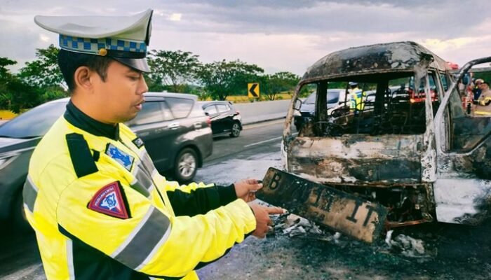 Minibus Pemudik Terbakar di Tol Ngawi-Kertosono