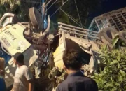Truk terguling usai menabrak warung dan gapura di Ngimbang Lamongan