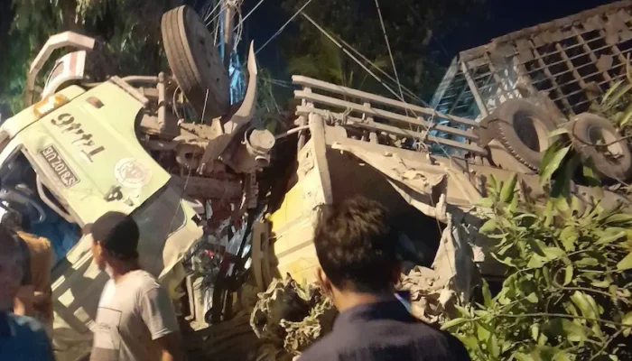 Rem Blong, Truk Semen Terguling Hantam Motor dan Warung di Lamongan