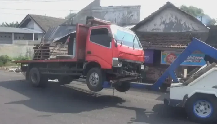 Truk Pengangkut Bata Ringan Hantam Teras Rumah Warga di Jombang