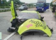 Lamborghini rusak parah usai tabrak mobil dan pembatas tol