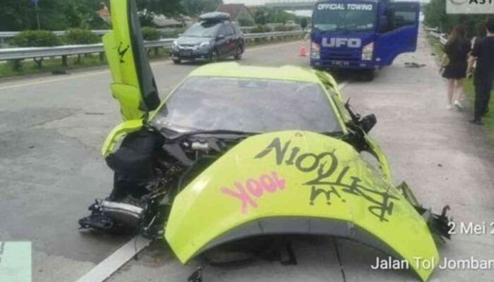 Supercar Lamborghini Tabrak Mobil dan Pembatas Tol di KM 697B Jalur Jomo