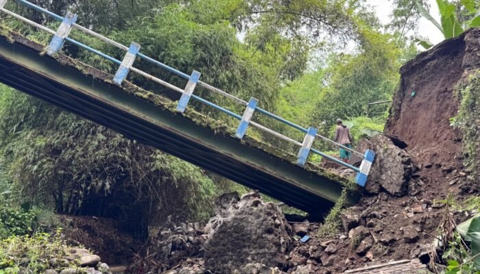 Jembatan Utama di Karangjati Anyar Ambruk, Akses Warga Pasuruan Lumpuh Total