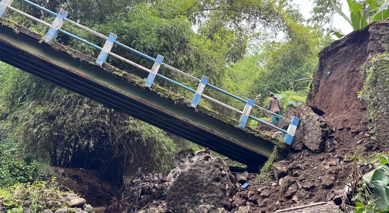 jembatan putus Pasuruan, jembatan ambruk Karangjati, banjir Pasuruan, akses terputus, BPBD Pasuruan, jembatan darurat, hujan deras