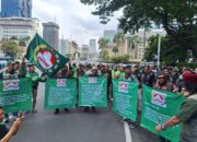 Massa pengemudi ojek online bersiap menggelar aksi demo di Jakarta