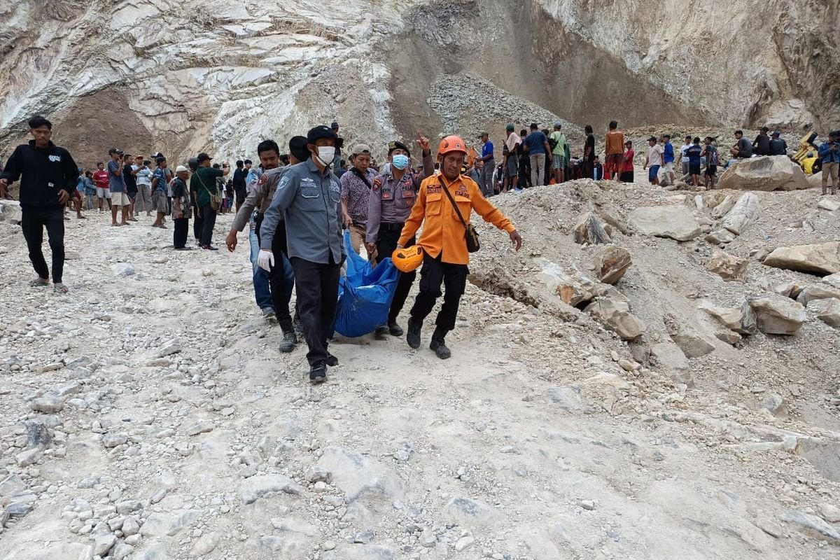 longsor tambang Cirebon, tambang Gunung Kuda longsor, korban longsor Cirebon, evakuasi tambang longsor