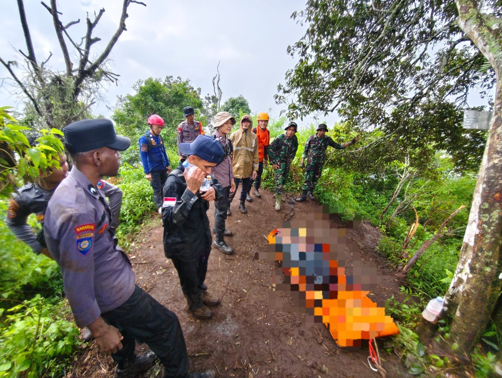 Petugas SAR mengevakuasi jenazah pendaki dari lereng Gunung Saeng
