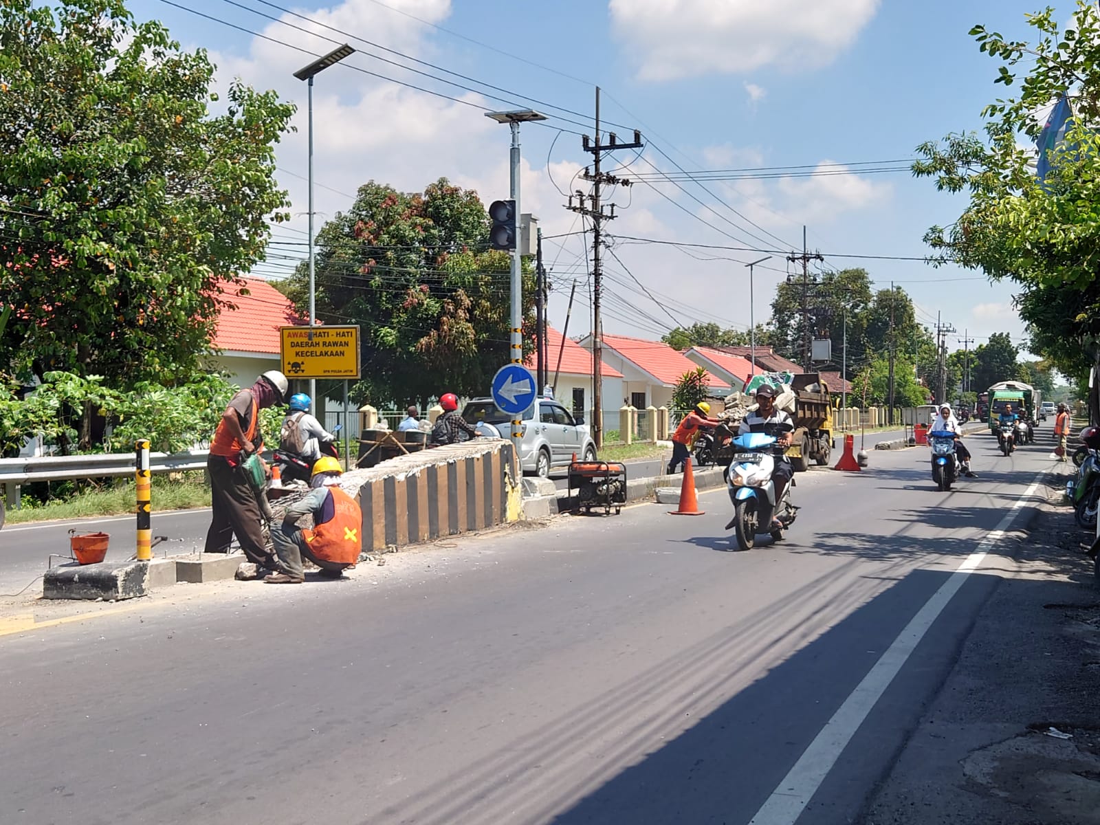 pembongkaran median jalan SPN Mojokerto, kecelakaan lalu lintas Mojokerto, BBPJN Jawa Timur-Bali, penataan jalan Bangsal, pengamanan jalan nasional Mojokerto
