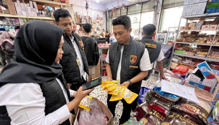 Temukan Snack Mengandung Babi, Satgas Pangan Polresta Banyuwangi Sidak Sejumlah Toko