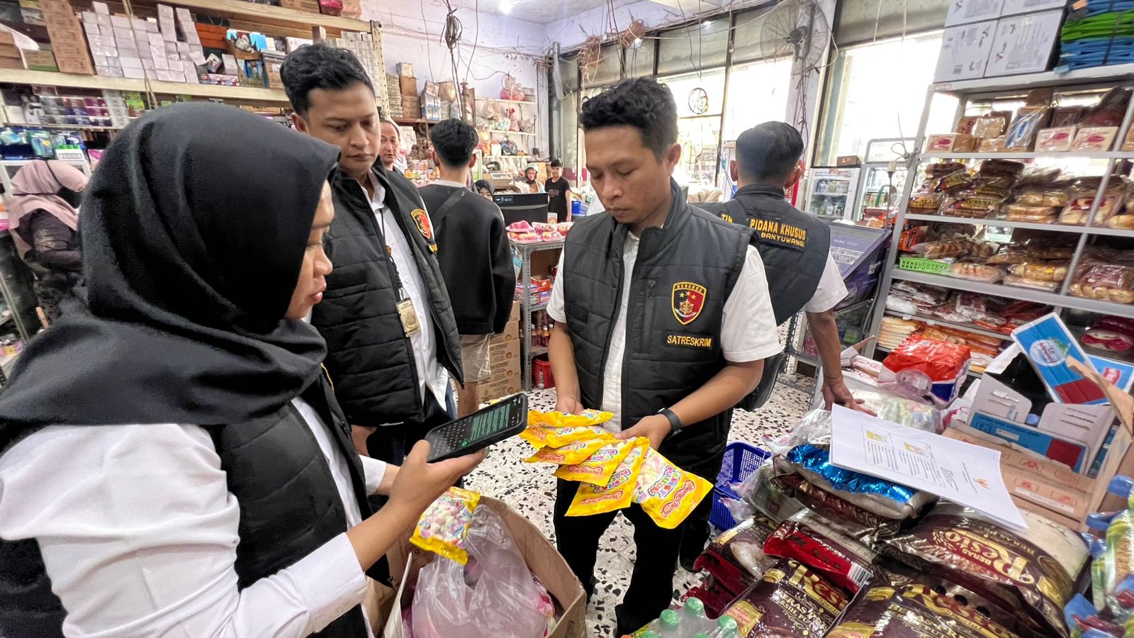 Petugas Satgas Pangan Polresta Banyuwangi saat sidak di toko wilayah Banyuwangi