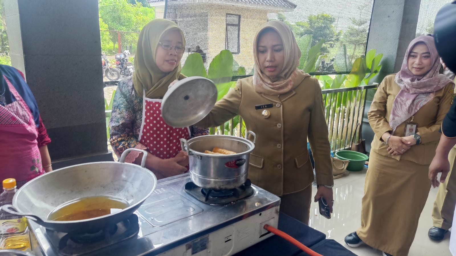 Wali Kota Mojokerto Ning Ita meninjau pelatihan olahan seafood bagi pelaku UKM di Gedung PLUT