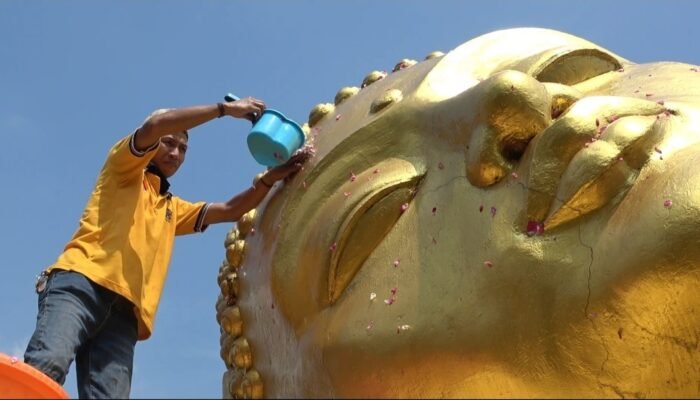 Jelang Waisak 2025, Patung Buddha Tidur Terbesar di Indonesia Dimandikan