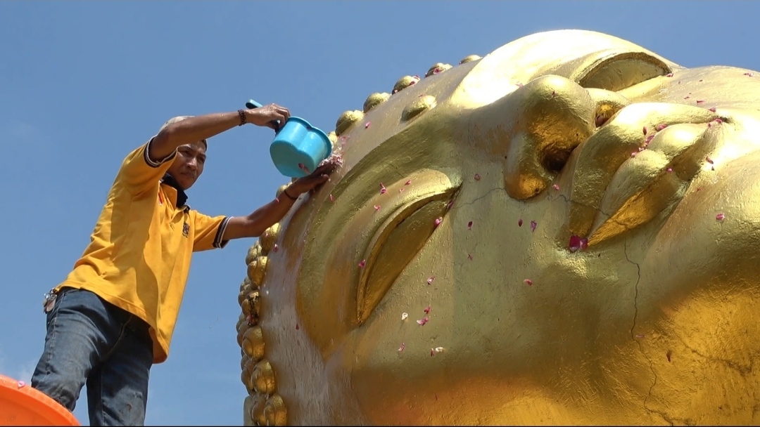 Patung Buddha Tidur Mojokerto, tradisi Waisak, Maha Vihara Mojopahit, penyucian patung Buddha, perayaan Waisak 2025, simbol toleransi antar umat beragama
