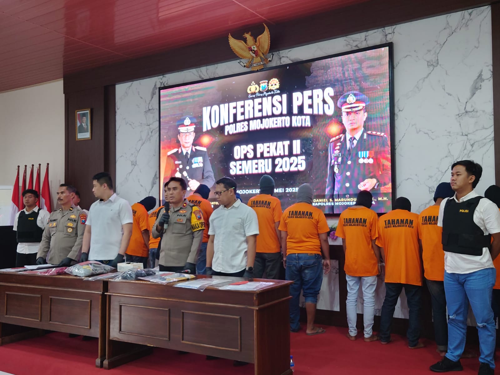Anggota Polres Mojokerto Kota saat gelar perkara Operasi Pekat Semeru 2025