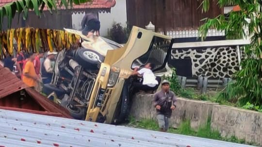 Mobil minibus Elf terguling di kawasan wisata Tawangmangu Karanganyar