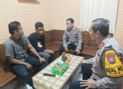 Anggota Polsek Sugio saat mengamankan barang bukti dari pelaku jambret di jalur Sugio-Mantup, Lamongan. Pelaku diketahui masih di bawah umur