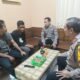 Anggota Polsek Sugio saat mengamankan barang bukti dari pelaku jambret di jalur Sugio-Mantup, Lamongan. Pelaku diketahui masih di bawah umur