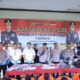 Polisi menunjukkan barang bukti hasil penangkapan selama Operasi Pekat Semeru 2025 di wilayah Banyuwangi.