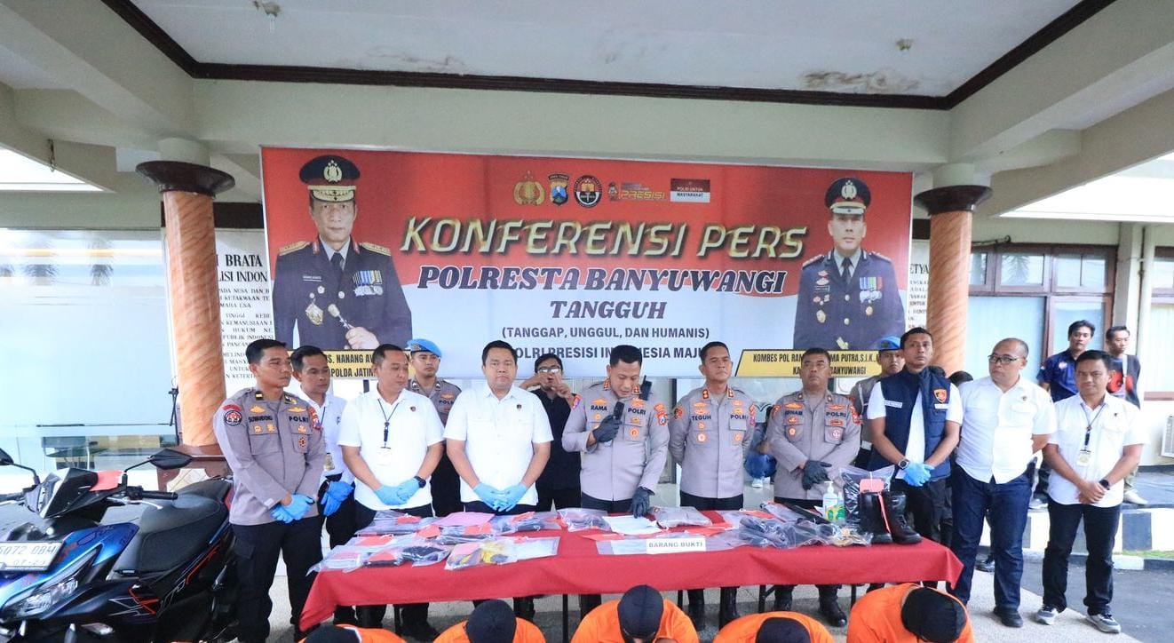 Polisi menunjukkan barang bukti hasil penangkapan selama Operasi Pekat Semeru 2025 di wilayah Banyuwangi.
