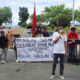 Massa aksi sedang berorasi di depan kantor Walikota ternate