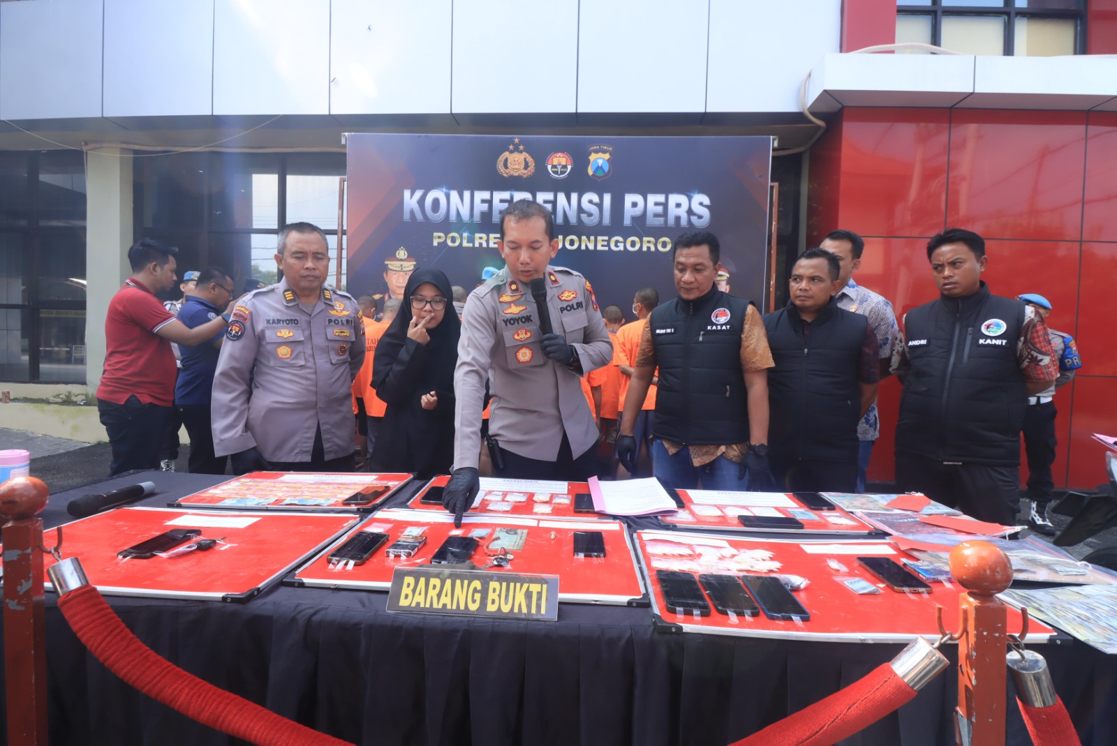 pengungkapan narkoba bojonegoro, 17 tersangka narkotika, pil LL eximer Y, DPO narkoba 2024, Satresnarkoba Polres Bojonegoro