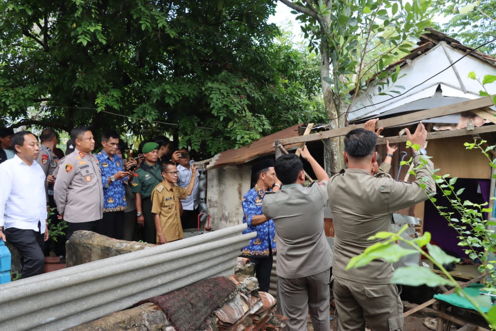 bilik pesta narkoba Pamekasan, penggerebekan sabu di makam, polisi tangkap pengguna sabu Madura, sabu di bilik makam