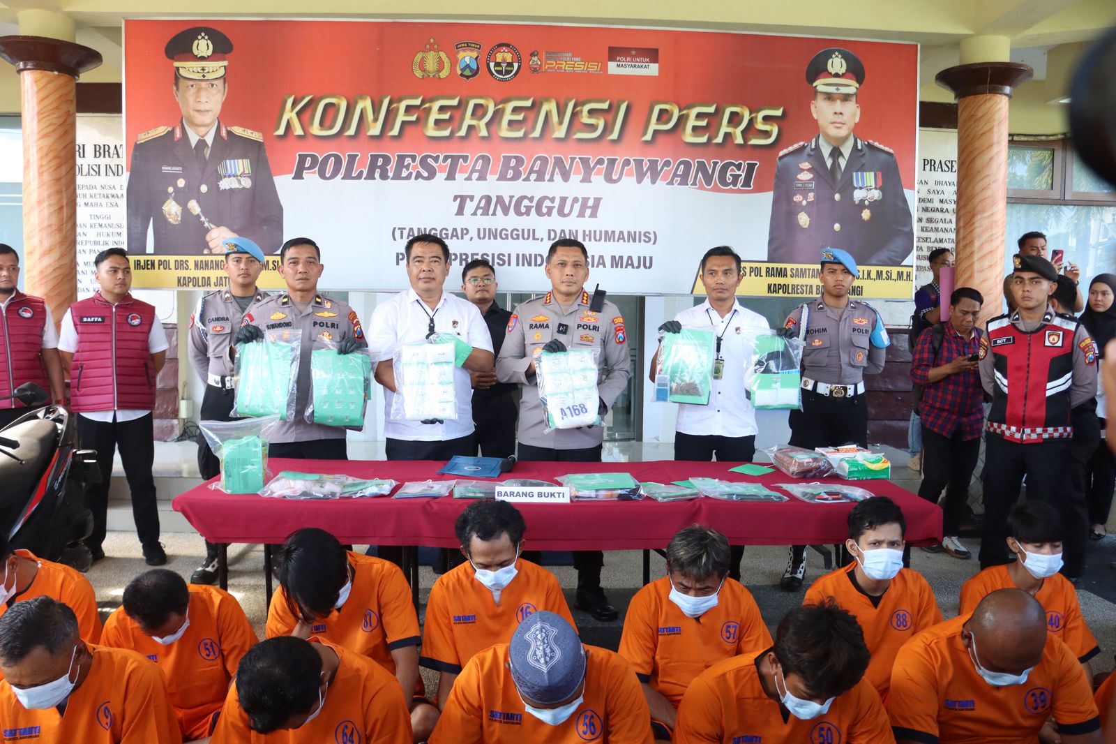 Polisi memperlihatkan sabu seberat lebih dari 2 kilogram dan sejumlah tersangka dalam rilis kasus narkoba di Polresta Banyuwangi