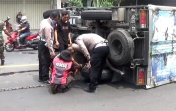 Mobil box bermuatan air mineral terguling di dekat SPN Bangsal Mojokerto
