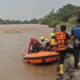 Evakuasi jasad pria dari Sungai Brantas oleh tim BPBD Mojokerto