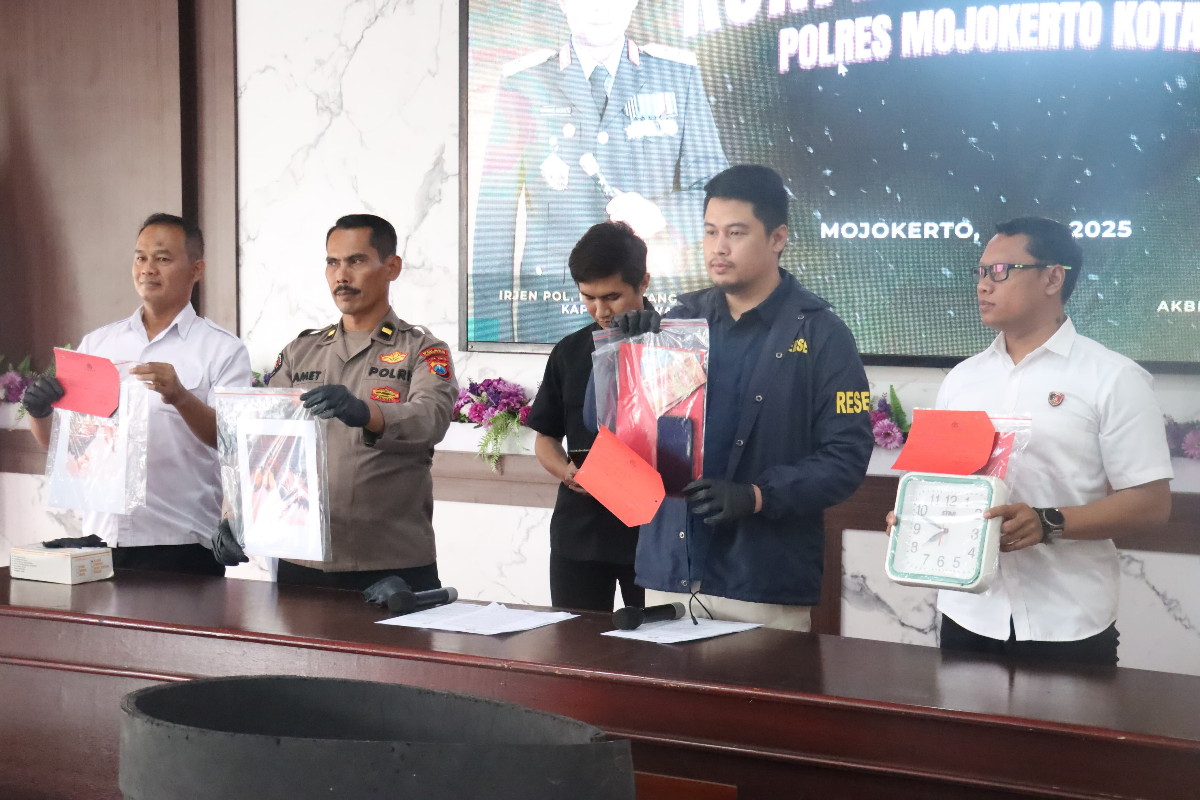 sabung ayam Mojokerto, penggerebekan perjudian ayam, judi ayam Jetis, Polres Mojokerto Kota razia, pelaku judi ayam ditangkap