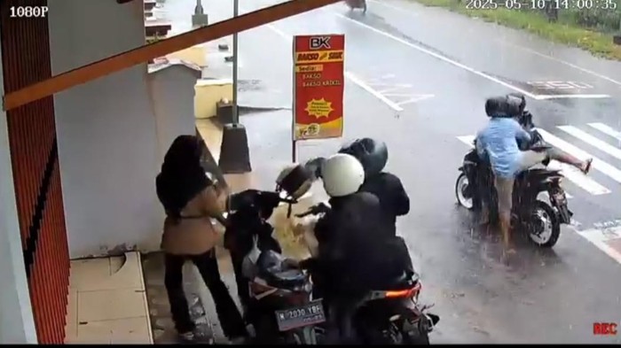 aksi begal motor terekam CCTV di Lumajang saat hujan