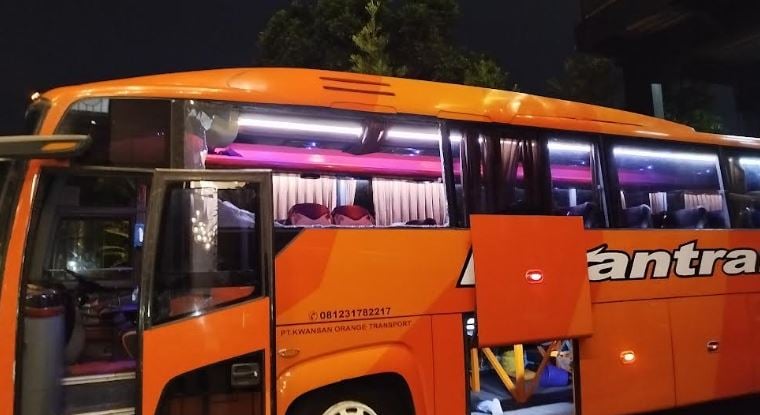 Arema vs Persik, bus Persik dilempari, pelemparan batu Aremania, pelatih Persik terluka, insiden usai laga Arema, tragedi Kanjuruhan 2025