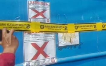 Penyegelan gudang oleh Satpol PP Surabaya