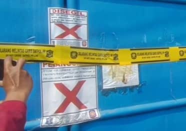 Penyegelan gudang oleh Satpol PP Surabaya