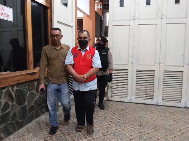 Tjahja Fadjari, mantan Direktur Perumda Panglungan, mengenakan rompi tahanan saat digiring ke Lapas Kelas IIB Jombang