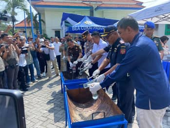 rokok ilegal Pasuruan, Bea Cukai 2025, pemusnahan barang ilegal, pelanggaran cukai, miras ilegal, kerugian negara cukai, penegakan hukum tembakau
